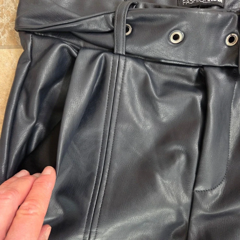 Fashion Nova‎ Women Black Faux Leather Belted Tapered Pants Size S High Rise
